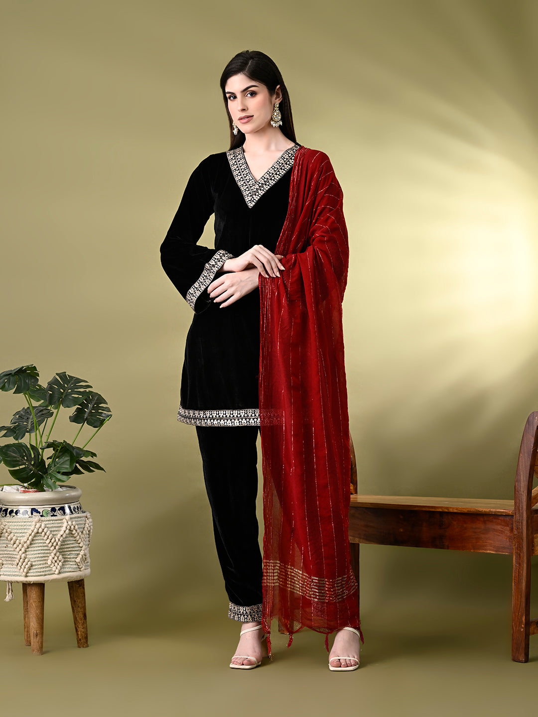 Myshka Women's Black Velvet Kurta Pant With Dupatta Set