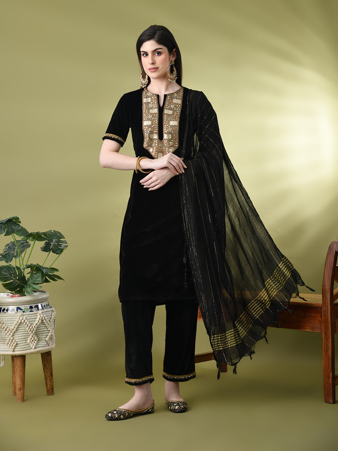 Myshka Women's Black Velvet Kurta Pant With Dupatta Set